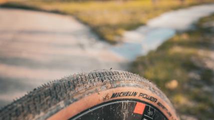 MICHELIN POWER ADVENTURE IM TESTPerfekte Symbiose: Langzeittest der schnellen Gravel-Reifen für 80% Straße und 20% Offroad auf unserem Canyon Endurace CFR.
