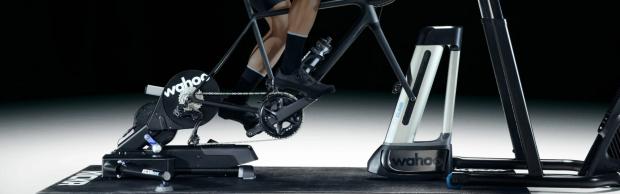 Der KICKR CLIMB Basisadapter wird einfach über den Schwingfuß des CLIMB gestülpt.