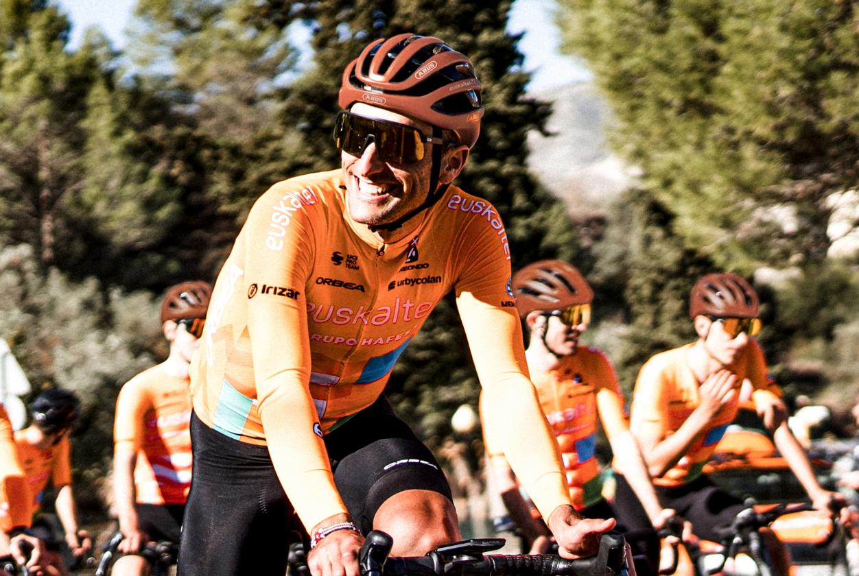 Drei weitere Teams mit Abus-Helmen