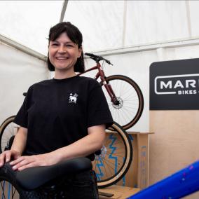„Die Stimmung ist gut, die Leute sind interessiert. Und diese Radparade ist wirklich ein Statement!“
Wien-Rookie Manuela Holzknecht von Marin Bikes genießt die Festival-Vibes.