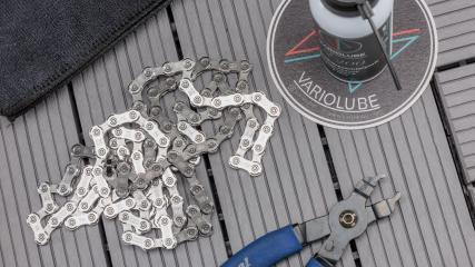 VARIOLUBE S200 POLYETHERSCHMIERSTOFF FÜR KETTE & CO.
Produktvorstellung, Workshop und Auftakt des Langzeittests des "Wunderwirkstoffs" aus Bayern. Niedrigste Reibung, keine Verharzung, Silikon- & ölfrei, keine Nanopartikel und biologisch abbaubar.