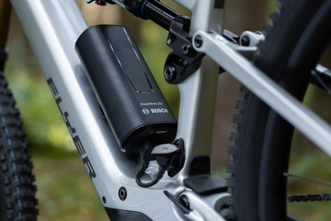 Extra Power: Alle Uproc SL:X lassen sich mit dem Bosch "PowerMore 250"-Akku im Trinkflaschenformat nachrüsten. Bei den Modellen 8.70 und 9.50 befindet er sich bereits im Lieferumfang.