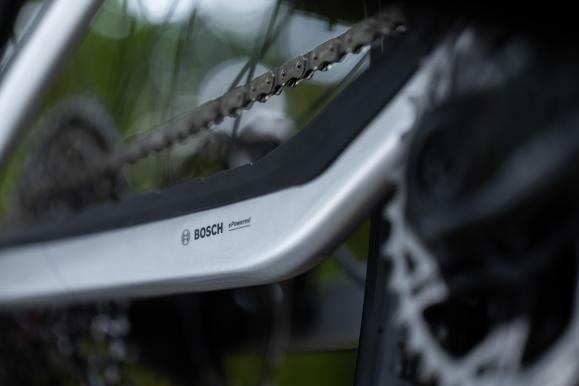 Schutz für hohe Langlebigkeit: Der großflächige Kettenstrebenschutz, ein Mud-Guard über dem Hauptlager und ab Werk angebrachte Schutzfolien an neuralgischen Stellen sorgen dafür, dass das Bike lange aussieht wie neu.
