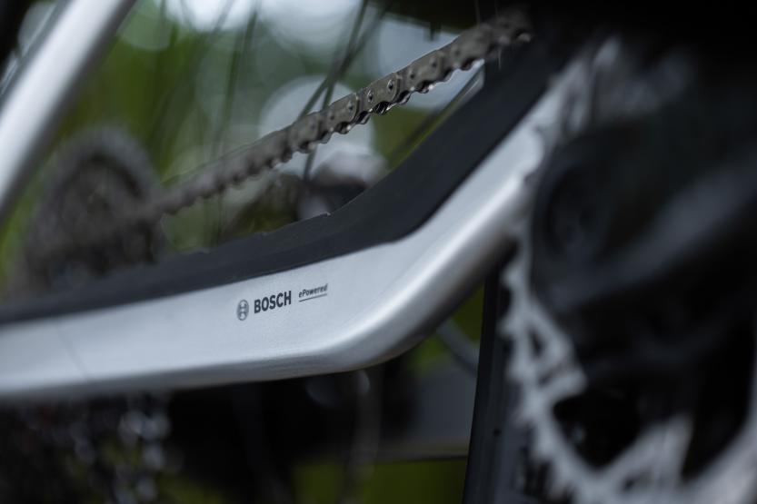 Schutz für hohe Langlebigkeit: Der großflächige Kettenstrebenschutz, ein Mud-Guard über dem Hauptlager und ab Werk angebrachte Schutzfolien an neuralgischen Stellen sorgen dafür, dass das Bike lange aussieht wie neu.