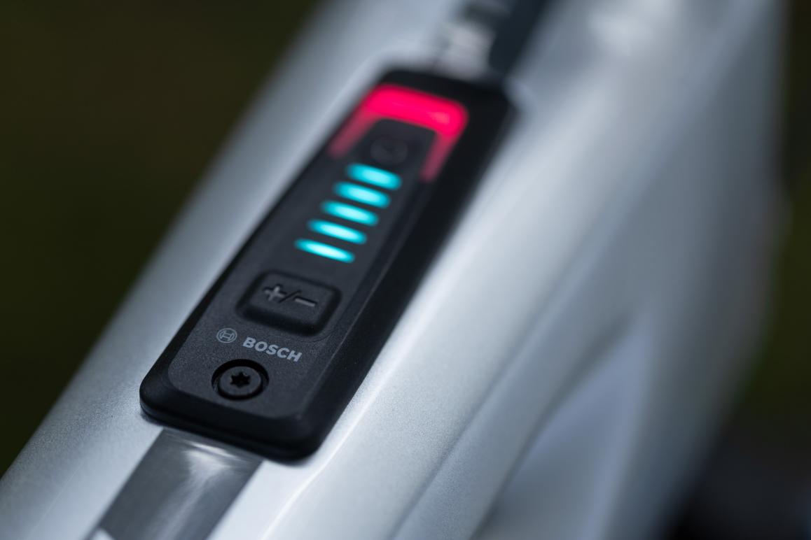 Bosch System Controller: Die minimalistische Steuereinheit mit Ein/Aus-Schalter erleichtert den schnellen Überblick bezüglich der Fahrmodi (Eco, Sport, eMTB bzw. Turbo) und der noch zur Verfügung stehenden Akkuladung.
