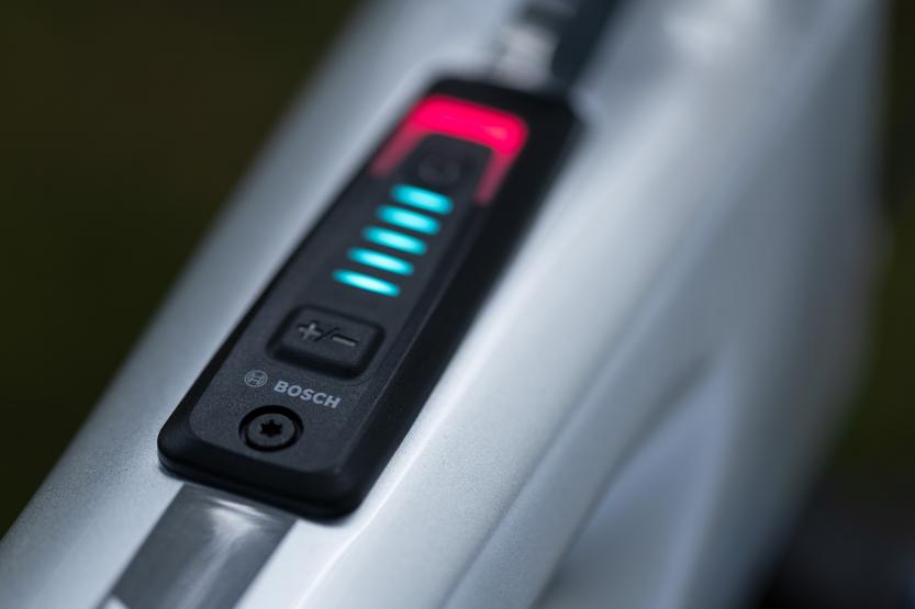 Bosch System Controller: Die minimalistische Steuereinheit mit Ein/Aus-Schalter erleichtert den schnellen Überblick bezüglich der Fahrmodi (Eco, Sport, eMTB bzw. Turbo) und der noch zur Verfügung stehenden Akkuladung.
