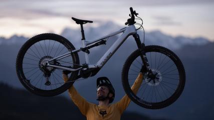 FLYER UPROC SL:X E-MTB LIGHT 2024Live vom Riva Bike Festival: Das brandneue und besonders sportliche Trail-Fully mit Carbonrahmen, 130 mm Federweg und dem Bosch Performance Line SX Motor mit 55 Nm.