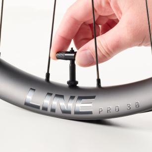 Tubeless-Setup verspricht das High Flow Ventiladapter-Set mit integriertem Werkzeug.