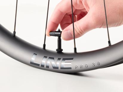 Tubeless-Setup verspricht das High Flow Ventiladapter-Set mit integriertem Werkzeug.