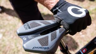 PROLOGO CPC-TECHNOLOGIE FÜRS MOUNTAINBIKE & E-MTBMit ihrer patentierten CPC-Technologie (Connect Power Control) heben sich die Sättel, Griffe und Handschuhe aus Italien von der Masse ab. Wir haben die "Formel 1 Innovationen" am Ducati TK-01RR E-MTB getestet.