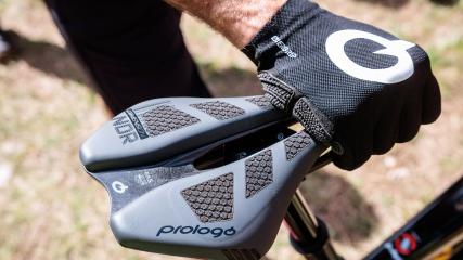 PROLOGO CPC-TECHNOLOGIE FÜRS MOUNTAINBIKE & E-MTBMit ihrer patentierten CPC-Technologie (Connect Power Control) heben sich die Sättel, Griffe und Handschuhe aus Italien von der Masse ab. Wir haben die "Formel 1 Innovationen" am Ducati TK-01RR E-MTB getestet.
