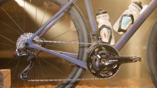 SHIMANO 2X12 GRX DI2Nach der vergangenen Herbst präsentierten, mechanischen 12-fach Gravelgruppe schießen die Japaner nun die elektronische nach - vorerst jedoch nur mit Zweifach-Kurbel. Und über die Zubehörmarke Pro wird noch ein Aero-Lenker aus Carbon beigesteuert.