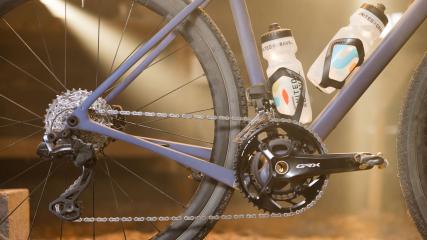 SHIMANO 2X12 GRX DI2Nach der vergangenen Herbst präsentierten, mechanischen 12-fach Gravelgruppe schießen die Japaner nun die elektronische nach - vorerst jedoch nur mit Zweifach-Kurbel. Und über die Zubehörmarke Pro wird noch ein Aero-Lenker aus Carbon beigesteuert.