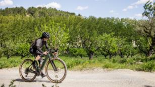MOUSTACHE DIMANCHE 28 ROAD & DIMANCHE 29 GRAVELAuf den Schotterstraßen der Alpillen: Erster Test der stylischen E-Rennräder und E-Gravels aus Frankreich - inklusive neu designtem Aluminiumrahmen und besonders schlanker Integration von Mittelmotor und Akku.