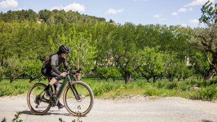 MOUSTACHE DIMANCHE 28 ROAD & DIMANCHE 29 GRAVELAuf den Schotterstraßen der Alpillen: Erster Test der stylischen E-Rennräder und E-Gravels aus Frankreich - inklusive neu designtem Aluminiumrahmen und besonders schlanker Integration von Mittelmotor und Akku.