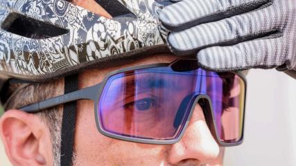 OUT OF BOT 2 ELEKTRO-RADBRILLEAus Interesse bestellt, aus Überzeugung getragen: Die "Made in Italy" Radbrille mit eingebauter Photovoltaik verdunkelt automatisch, elektronisch und ohne Batterie.