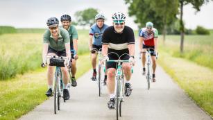 IN VELO VERITAS BILDBERICHT 2024Die Edition 12 der Rundfahrt auf klassischen Rennrädern durchs Weinviertel sorgte für strahlende Gesichter vom Start bis ins Ziel. Impressionen in Schwarz, Rot, Blau von der vielleicht besten IVV ever.