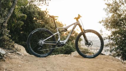 BH ILYNX+ SL UND RS1 2024Die Spanier erweitern ihre Elektroflotte um ein leichtes E-MTB mit voller EP8-Power und hoher Akku-Kapazität. Zudem wurde das Rennrad RS1 runderneuert.