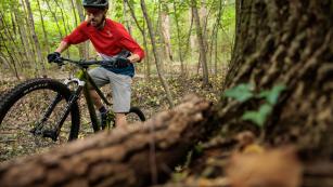 FIRST RIDE: MANITOU R8 PRO 2024
Die Cross-Country-spezifische R8 wird auf die Trails losgelassen. Eine neue Mara IL-Dämpfergeneration gibt's außerdem. Wir konnten bereits erste Runden darauf drehen.