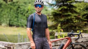 Castelli Unlimited Pro vs. Endurance Gravel JerseyIhr habt die Wahl: aerodynamische Performance für Gravelrennen (mit oder ohne integrierte Trinkblase) oder ganztägiger Komfort beim Graveln.