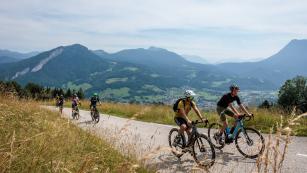 Bosch SX Graveltour zur Chorinsky-Klause im SalzkammergutManche Dinge passen einfach zusammen wie Topf und Deckel, wie Wasser, Holz und Salzkammergut, wie Schotterwege, Gravelbikes und das neue Bosch Performance Line SX System.