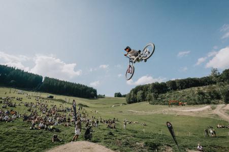 Die Premiere von BYND The Mountain wartet mit einem variantenreichen Programm auf, unter anderem mit Formaten wie einem Whip-Off-Contest. 