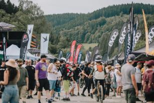 In der Brand Area können die Besucher:innen das neueste Material testen. 