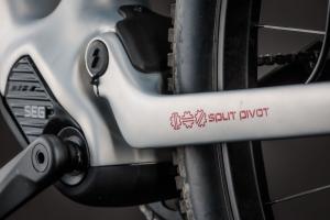 Split Pivot Hinterbau mit Ladeport