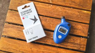 Schwalbe Clik Valve im TestWir haben Schwalbes neuen SCV-Ventilstandard sowohl mit dem hauseigenen Pumpenkopfadapter als auch mit verschiedenen Hand- und Standpumpen (ohne Adapter) getestet.