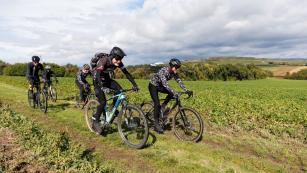 Gravel Ride - Iron Rosalia TrailNichts für schwache Beine! Ambitionierte Gravelrunde zwischen Wiener Neustadt, Eisenstadt und Forchtenstein mit mächtig Gegenwind, Höhenmetern und rutschigem Gestein. #2rcformatc