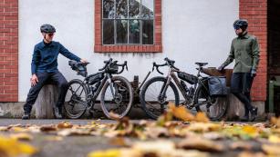 Trek Checkmate SLR vs. Trek Checkpoint SL Gen. 3 im Bikepacking Check^2Unser Vergleich des Gravel-Racers mit dem Gravel-Adventure-Bike im fordernden Bikepacking-Einsatz brachte die erwarteten Unterschiede ans Licht. Dennoch fiel das Fazit überraschender aus als gedacht.