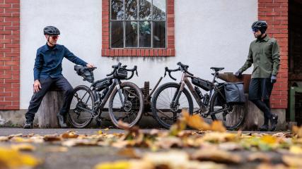 Trek Checkmate SLR vs. Trek Checkpoint SL Gen. 3 im Bikepacking Check^2Unser Vergleich des Gravel-Racers mit dem Gravel-Adventure-Bike im fordernden Bikepacking-Einsatz brachte die erwarteten Unterschiede ans Licht. Dennoch fiel das Fazit überraschender aus als gedacht.