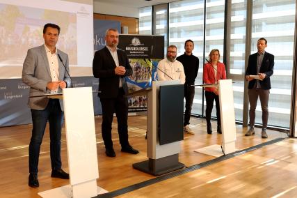 Nach den drei Elite-WMs in Villach, Salzburg und Innsbruck ist es nach Ansicht von Didi Tunkel (GF Burgenland Tourismus), Sportlandesrat Heinrich Dorner, OK-Chef Hannes Hessenberger, Ex-Radprofi Johnny Hoogerland und Bettina Zentgraf (Bürgermeisterin Mörbisch, v.l.n.r.) 2029 Zeit für Österreichs erste Amateur-WM.