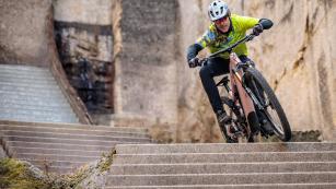 Moustache 29 Game 150.8 2025 im TestLebe lieber ungewöhnlich! Ein unkonventioneller Repräsentant mit der neuesten Bosch Motorengeneration begeistert durch viel Technik, nette Details und solides Handling am Trail.