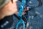Es beherbergt 3 RV-Taschen: eine für Schlauch+Reifenheber, eine für Minipumpe oder Kartusche,
