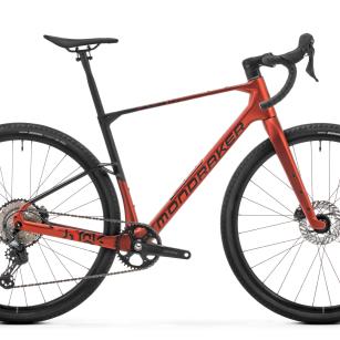 Arid Carbon: Shimano zum Einstieg
Das Basismodell um € 3.199,- ist das einzige mit Shimano Antrieb und Shimano Bremsen (GRX RX-610 12-f Gruppe, 40/10-45 Z.). Gerollt wird auch hier auf M&M: Mavic Allroad Disc 25 mm Laufräder paaren sich mit Maxxis 45 mm Reaver EXO 120TPI Reifen.