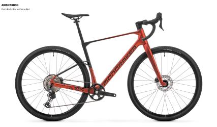 Arid Carbon: Shimano zum Einstieg
Das Basismodell um € 3.199,- ist das einzige mit Shimano Antrieb und Shimano Bremsen (GRX RX-610 12-f Gruppe, 40/10-45 Z.). Gerollt wird auch hier auf M&M: Mavic Allroad Disc 25 mm Laufräder paaren sich mit Maxxis 45 mm Reaver EXO 120TPI Reifen.