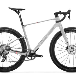 Arid Carbon RR: Carbon-LRS von Mavic
Das 6.499 Euro kostende Arid Carbon RR baut auf Mavic Allroad Pro Carbon SL Laufräder, die mit 45 mm Maxxis Reaver Reifen kombiniert werden. Eine Sram Force Etap AXS Schaltgruppe mit 40er Kettenblatt und einer 12-fach 10-44 Kassette komplettiert den Aufbau.
