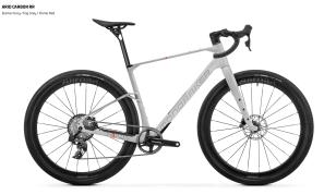 Arid Carbon RR: Carbon-LRS von Mavic
Das 6.499 Euro kostende Arid Carbon RR baut auf Mavic Allroad Pro Carbon SL Laufräder, die mit 45 mm Maxxis Reaver Reifen kombiniert werden. Eine Sram Force Etap AXS Schaltgruppe mit 40er Kettenblatt und einer 12-fach 10-44 Kassette komplettiert den Aufbau.

