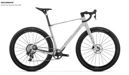 Arid Carbon RR: Carbon-LRS von Mavic
Das 6.499 Euro kostende Arid Carbon RR baut auf Mavic Allroad Pro Carbon SL Laufräder, die mit 45 mm Maxxis Reaver Reifen kombiniert werden. Eine Sram Force Etap AXS Schaltgruppe mit 40er Kettenblatt und einer 12-fach 10-44 Kassette komplettiert den Aufbau.
