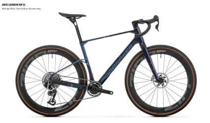 Arid Carbon RR SL: Crème de la Crème
Ausgestattet mit ZIPP 303 XPLR-Laufrädern und 45mm breiten Goodyear XPLR Reifen, will das Topmodell um € 9.499 Maßstäbe in Sachen Beschleunigung und Grip setzen. Komplettiert wird das RR SL von einer Sram RED AXS Transmission mit einem 40er Kettenblatt und einer 13-fach 10-46 Kassette.