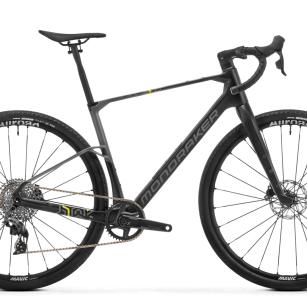 Arid Carbon R: Kabellos mit Sram AXS
Die Mittelklasse kommt mit einer 12-fach Sram Rival AXS Schaltgruppe samt 40er-Kettenblatt und einer 10-44 Kassette. Die Mavic Allroad SL 25 mm Laufräder werden von Maxxis Reaver 45 mm Reifen komplettiert. Dieses Paket kostet € 4.499,-.
