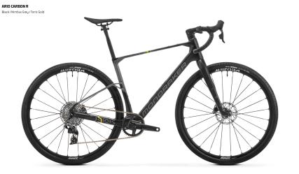 Arid Carbon R: Kabellos mit Sram AXS
Die Mittelklasse kommt mit einer 12-fach Sram Rival AXS Schaltgruppe samt 40er-Kettenblatt und einer 10-44 Kassette. Die Mavic Allroad SL 25 mm Laufräder werden von Maxxis Reaver 45 mm Reifen komplettiert. Dieses Paket kostet € 4.499,-.
