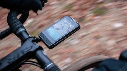 Wahoo Elemnt ACE im TestWahoos neuer GPS-Radcomputer mit riesigem TFT-Bildschirm, integriertem Windsensor, verbesserten Kartenfunktionen, akustischen Abbiegehinweisen und über 30 Stunden Akkulaufzeit.