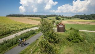 Waldviertel Radtouren-PotpourriAuf beschaulichen Wegen entlang von Thaya, Kamp und Ysper mit Abstechern zu bekannten und unbekannteren Highlights des Waldviertels. Weinanbau trifft Fjordstauseen, Blockheide kreuzt Stadtmauerstadt. Und ewig lockt die Eisenbahn!