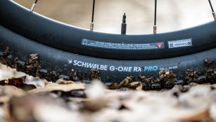 Schwalbe G-ONE R Pro Line 2025Die "Made in Germany" Gravel-Race-Reifen in neuem Gewand: Wir waren bei der Präsentation im Schwalbe Headquarter in Reichshof dabei und konnten den brandneuen G-One RX Pro in 45C und 50C bereits ausführlich testen.