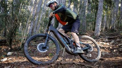 Schon gefahren: Scott Patron eRide 2025Scott stellt sein vollintegriertes E-Fully neu auf und splittet es deutlicher als bisher in zwei Ausstattungsklassen: Patron ST für Downhill-Fans, Patron 900 für Allrounder - beide mit Bosch CX-Herz der jüngsten Generation.