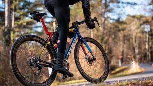 Sram RED AXS 2024 im TestLangzeittest der überarbeiteten Sram RED AXS: mit optimierter Schaltperformance, reduziertem Gewicht, größerer Übersetzungsbandbreite, kraftvolleren Bremsen und zuverlässigem Powermeter.
