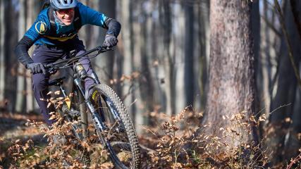 DT Swiss XMC 1200 SPLINE im LangzeittestEs gibt ein erstes Zwischenfazit vom Langzeittest der edlen und minimalistischen Carbon-Laufräder. Auf welche Bikes dieses Statement moderner Fertigungstechnik am besten passt, haben wir versucht herauszufinden.