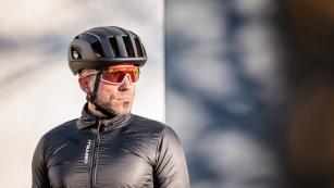 POC Cytal Carbon RennradhelmCool, kühl, sicher und komfortabel - der erste POC-Helm mit handgefertigtem Carbon-Wing setzt allerdings nicht nur in Sachen Performance, sondern auch beim Preis neue Maßstäbe.